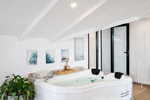 جاكوزي, Valley Suites in Agur