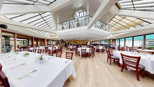 餐廳, 摩爾廳會議中心 (Moor Hall Conference Centre) in 庫克姆