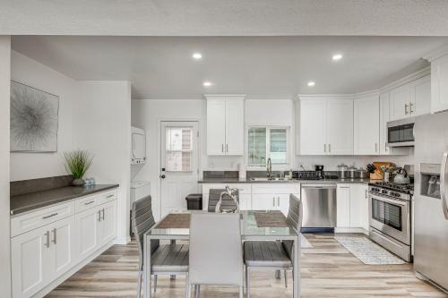 Los Angeles Apartment about 3 Mi to Santa Monica Pier! in Los Angeles, USA