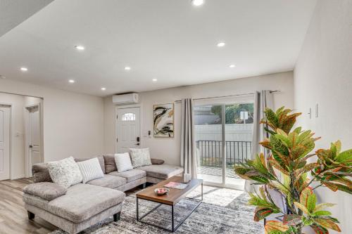 Los Angeles Apartment about 3 Mi to Santa Monica Pier! in Los Angeles, USA
