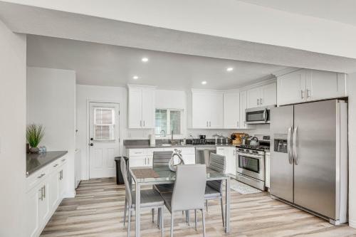 Los Angeles Apartment about 3 Mi to Santa Monica Pier! in Los Angeles, USA