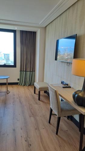 Double or Twin Room with City View (1 adult)