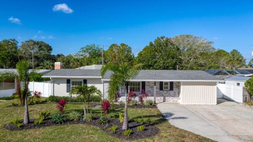 Cape Vista Getaway! Heated pool home minutes away from Anna Maria with grill! in Bradenton, USA