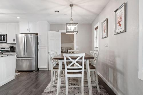 Cape Vista Getaway! Heated pool home minutes away from Anna Maria with grill! in Bradenton, USA