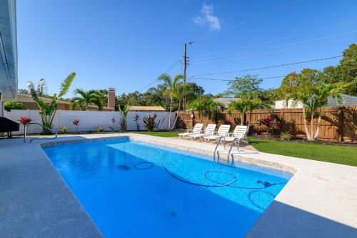 Cape Vista Getaway! Heated pool home minutes away from Anna Maria with grill! in Bradenton, USA