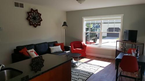 Modern and Pristine Condo -By the GT Commons image