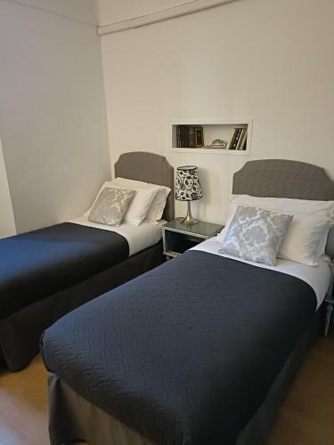 2 twin beds