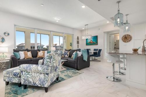 Castaway in Margaritaville! Modern, Beachy Condo overlooking pool!