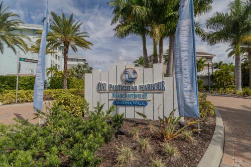 Castaway in Margaritaville! Modern, Beachy Condo overlooking pool! in Bradenton, USA