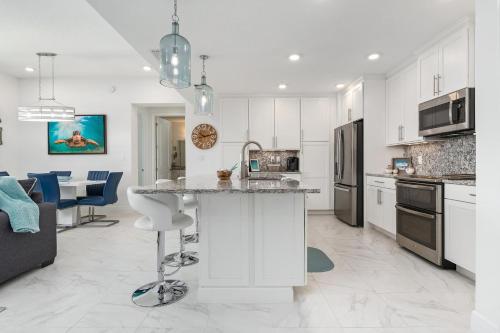 Castaway in Margaritaville! Modern, Beachy Condo overlooking pool! in Bradenton, USA