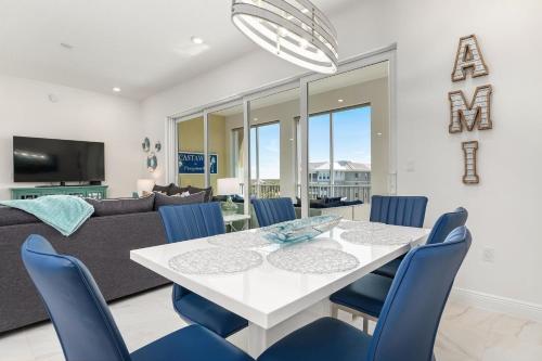 Castaway in Margaritaville! Modern, Beachy Condo overlooking pool! in Bradenton, USA