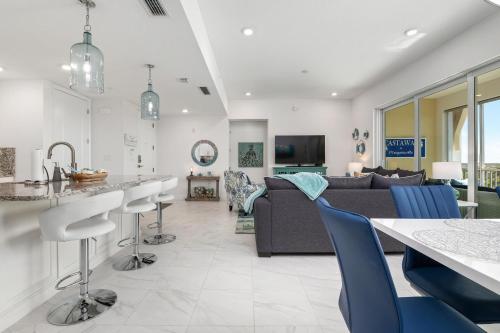 Castaway in Margaritaville! Modern, Beachy Condo overlooking pool! in Bradenton, USA