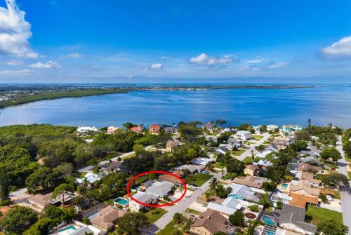 NEW! Blue Iguana! Tropical backyard oasis with heated pool, hot tub, fire table, and more! in Bradenton, USA