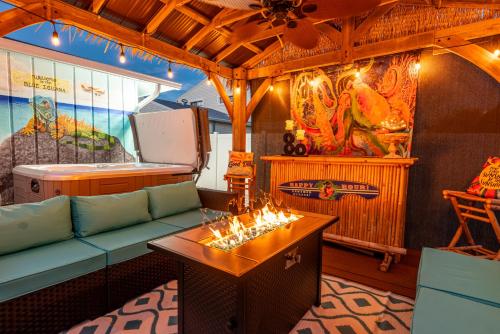 NEW! Blue Iguana! Tropical backyard oasis with heated pool, hot tub, fire table, and more! in Bradenton, USA