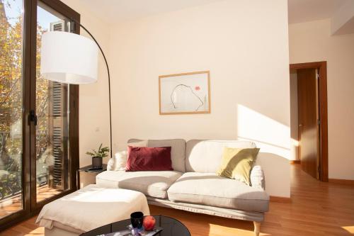 Bright Sunny Apartment in central Exiample
