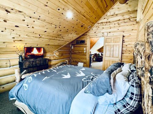 Bear Tracks Loft 20 Miles to West Yellowstone & Air Condition & Wifi