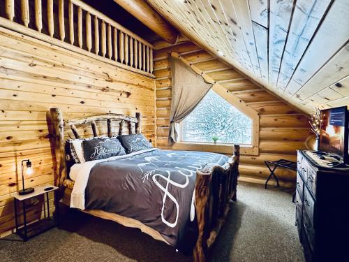 Bear Tracks Loft 20 Miles to West Yellowstone & Air Condition & Wifi