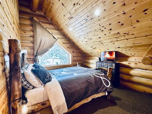 Bear Tracks Loft 20 Miles to West Yellowstone & Air Condition & Wifi