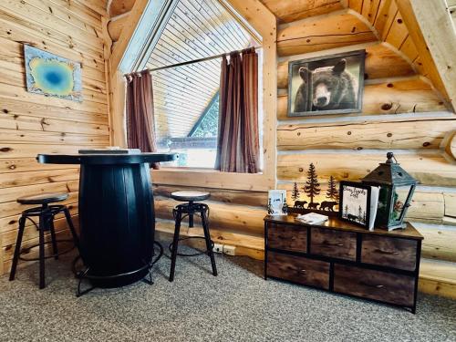 Bear Tracks Loft 20 Miles to West Yellowstone & Air Condition & Wifi