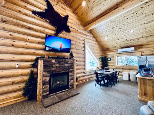 Bear Tracks Loft 20 Miles to West Yellowstone & Air Condition & Wifi