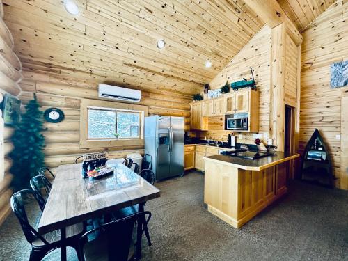 Bear Tracks Loft 20 Miles to West Yellowstone & Air Condition & Wifi