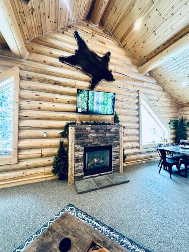 Bear Tracks Loft 20 Miles to West Yellowstone & Air Condition & Wifi