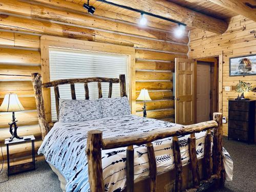 Bear Tracks Loft 20 Miles to West Yellowstone & Air Condition & Wifi