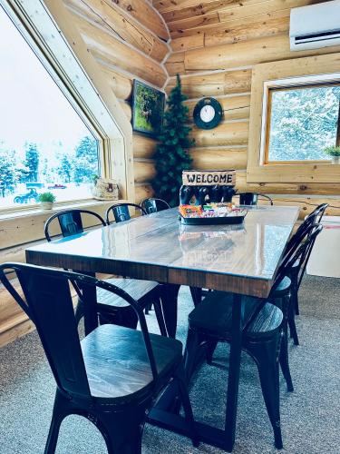 Bear Tracks Loft 20 Miles to West Yellowstone & Air Condition & Wifi