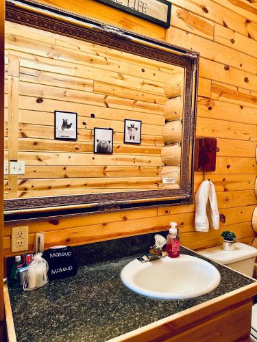 Bear Tracks Loft 20 Miles to West Yellowstone & Air Condition & Wifi