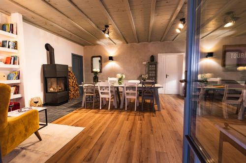 Koplietošanas atpūtas telpa ar TV, VILLA TOURI - Touri Alpesi Birtok in Bozsok