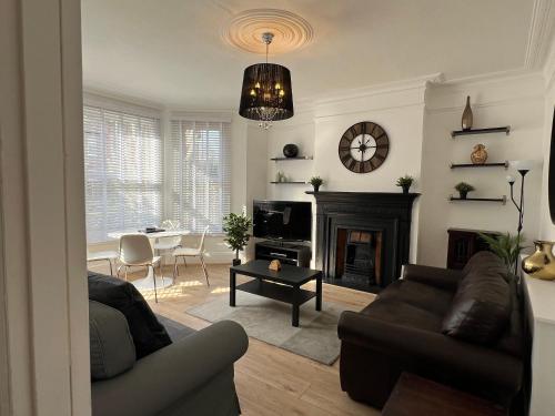 2 Bedroom flat 10 min walk to tube, Лондон