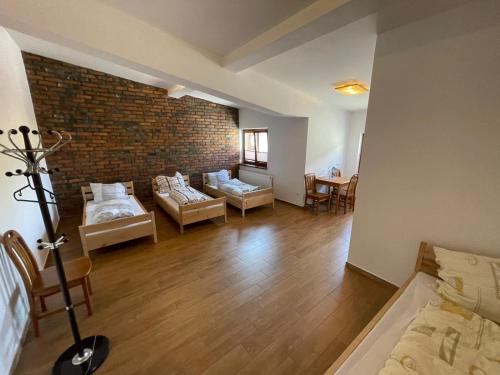 4 twin beds