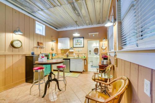 5 Mi to Beach: Inglis Studio w/ Patio & Grill! in Inglis (FL)
