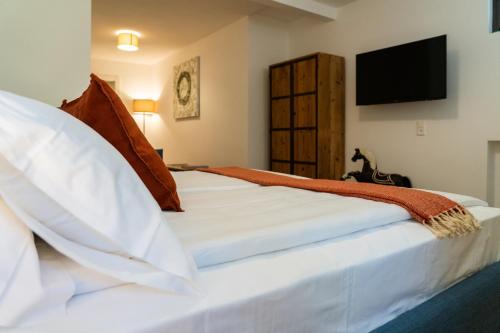 1 king bed, 1 sofa bed