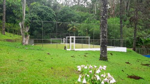 Casa de campo agradável com piscina, parquinho, lago, riacho, quadra, sinuca e mais!