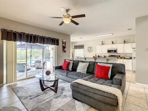 Extended Sun Deck with Private Pool in Gated Quiet Community, Davenport (foto 7)