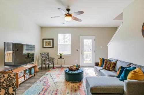 Southeast Greenville Townhome about 7 Mi to Downtown! in Greenville, USA