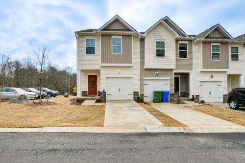 Southeast Greenville Townhome about 7 Mi to Downtown!