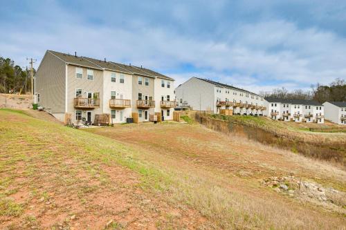 Southeast Greenville Townhome about 7 Mi to Downtown!