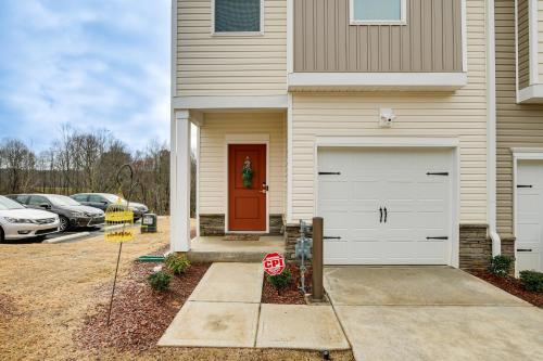 Southeast Greenville Townhome about 7 Mi to Downtown!