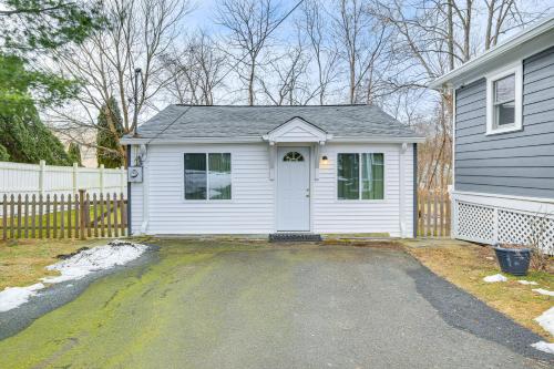 Ridgefield Cottage Walk to Town and Movie Theater! in Ridgefield, USA