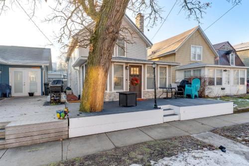 Cozy Clear Lake Home - Walk to Town and Boat Dock! in Clear Lake, USA