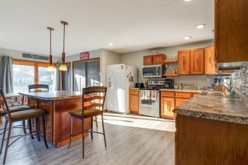 Cozy Clear Lake Home - Walk to Town and Boat Dock! in Clear Lake, USA
