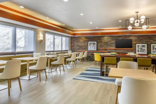 ห้องส่วนกลางสำหรับนั่งเล่น/ดูทีวี, Comfort Inn & Suites Rapid City near Mt Rushmore in แรพิด ซิตี้ (SD)