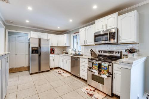 Shirley Vacation Rental with Hot Tub, 7 Mi to Beach! in Shirley, USA