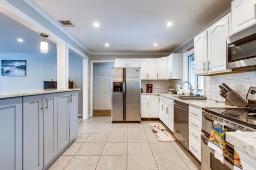 Shirley Vacation Rental with Hot Tub, 7 Mi to Beach! in Shirley, USA