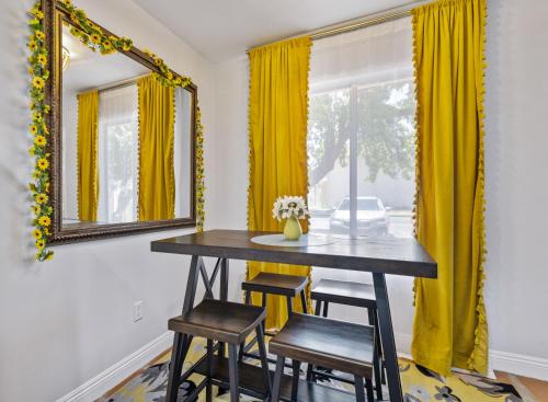 Little Den of Sunflowers - A Ryson Property in Indio, USA