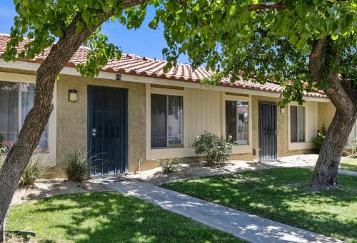 Little Den of Sunflowers - A Ryson Property in Indio, USA