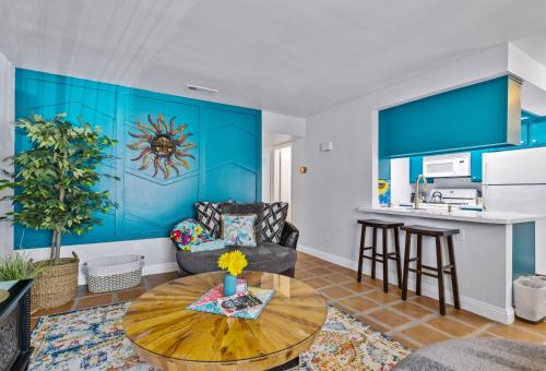 Little Den of Sunflowers - A Ryson Property in Indio, USA