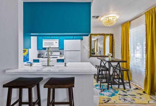 Little Den of Sunflowers - A Ryson Property in Indio, USA